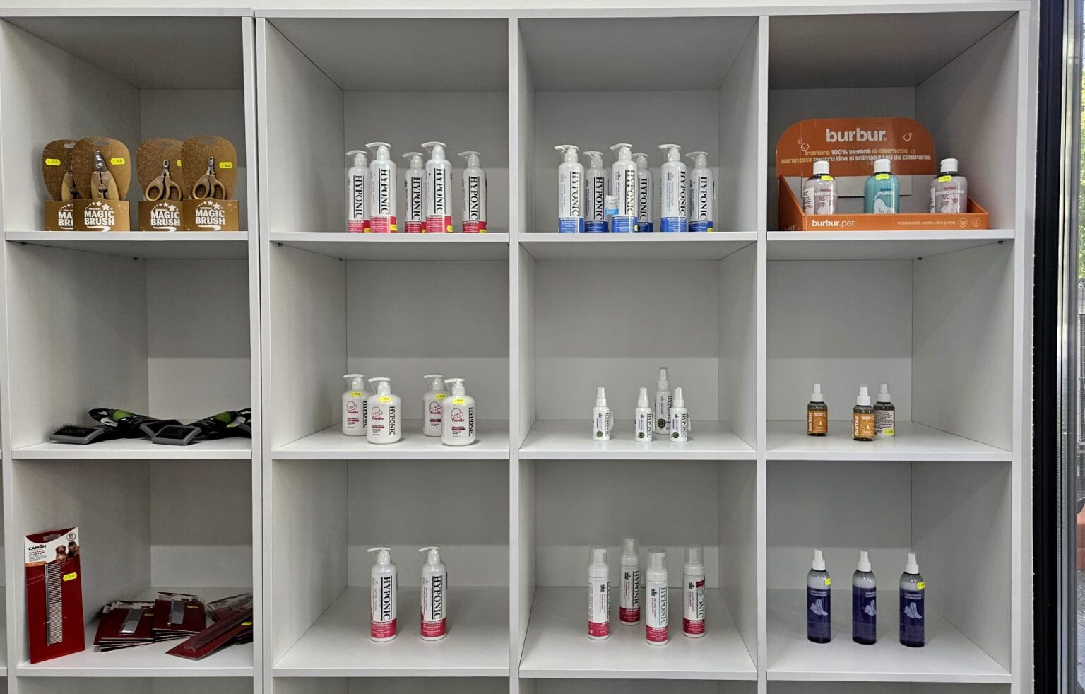 Raft de petshop cu produse profesionale de îngrijire